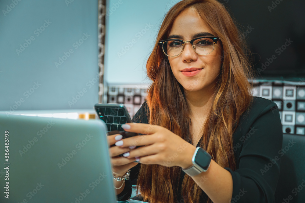 © Gener Vázquez - Mujer joven mexicana latina trabajando en oficina de empresa teléfono inteligente feliz alegre © Gener Vázquez - Mujer joven mexicana latina trabajando en oficina de empresa teléfono inteligente feliz alegre