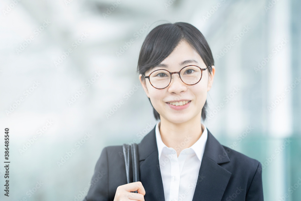 スーツ姿で笑顔を見せる若い女性 スーツ姿で笑顔を見せる若い女性
