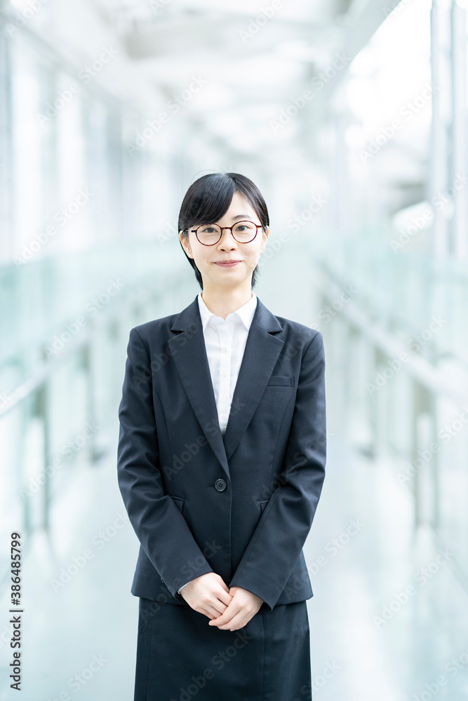 スーツ姿で笑顔を見せる若い女性 Stock 写真 Adobe Stock