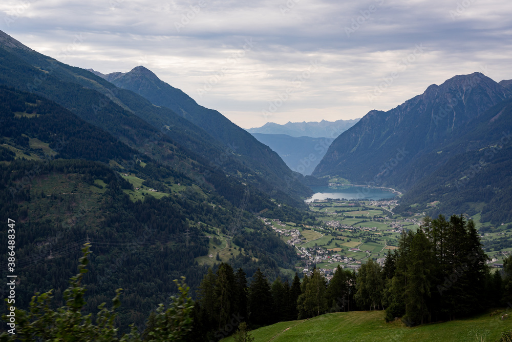 Fototapeta premium Lago di Poschiavo, Gebirgssee im Tal