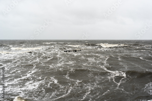 Aufgewühltes Meer mit Wellen an der Küste von Usedom