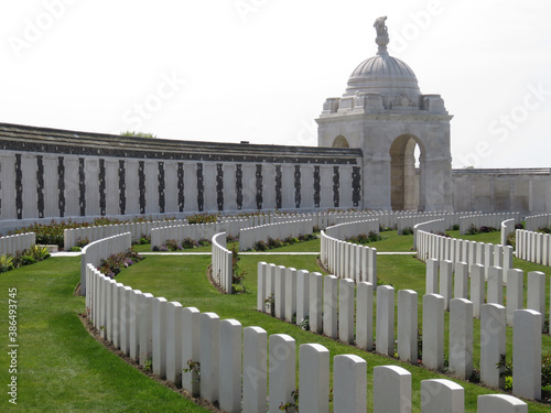 Photo British and Commonwealth WW1 graves, Tyne Cot Cemetery, Belgium, with memorial w