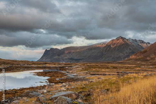Zdjęcie wyspy Austvagsoya należącej do archipelagu Lofoty w Norwegii, Skandynawia
