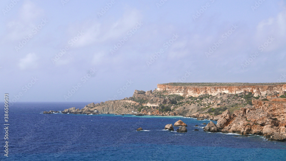 Paysages côtiers naturels de l'île de Malte, avec mer et nature, vue en plongée