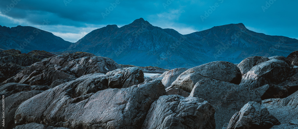 Zdjęcie wyspy Austvagsoya należącej do archipelagu Lofoty w Norwegii, Skandynawia