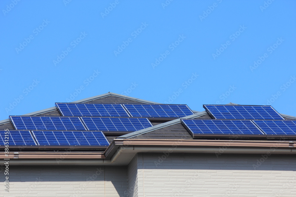 住宅屋根の太陽光発電パネル