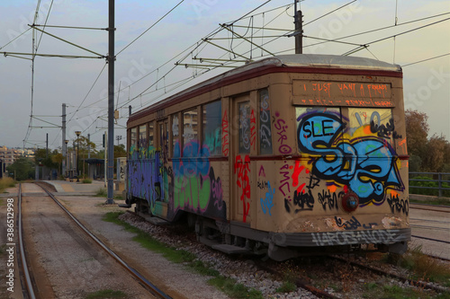 Vagón de tranvía abandonado con grafitis