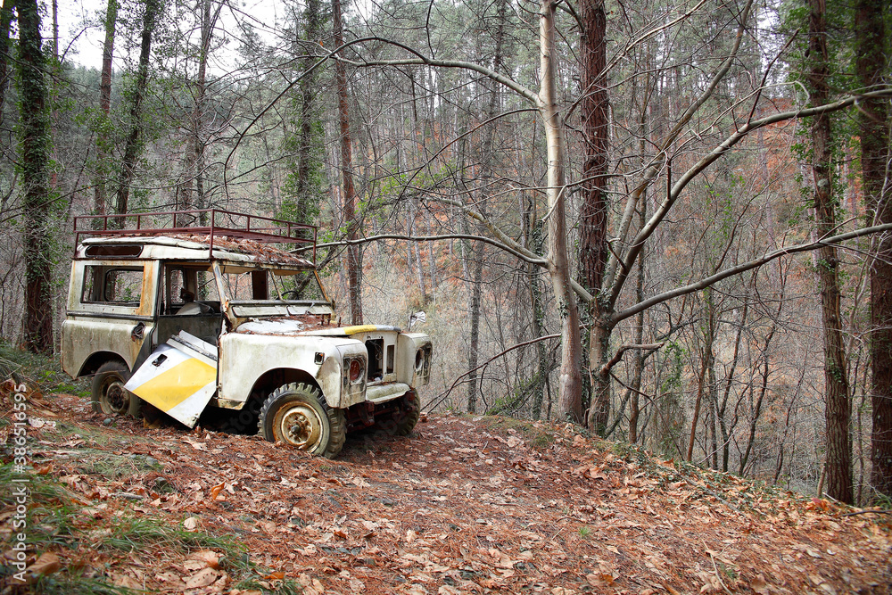 4x4 abandonado y en mal estado en medio del bosque 4x4 abandonado y en mal estado en medio del bosque