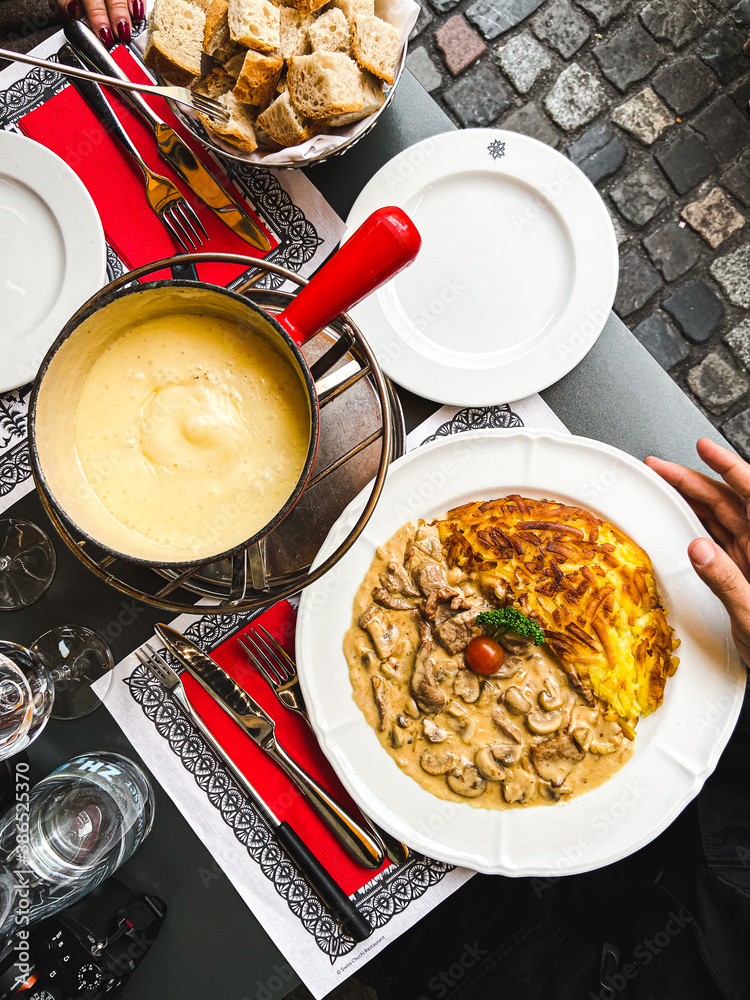 Fondue de queso suizo y en un restaurante