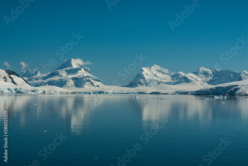 Paraiso Bay mountains landscape, Antartic Península. © foto4440