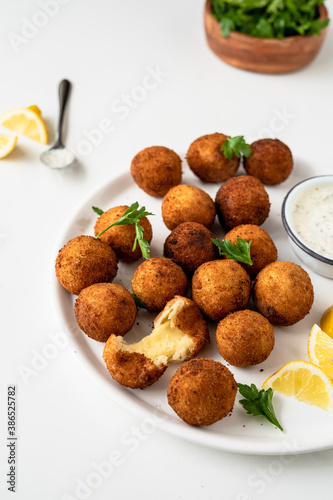 Bolitas de queso fritas brasileñas; bolinhas de queijo brasiñeñas photo