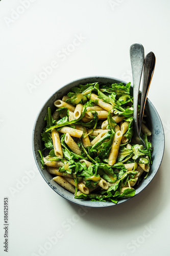 Ensalada de pasta con arúgula y jitomates rostizados photo