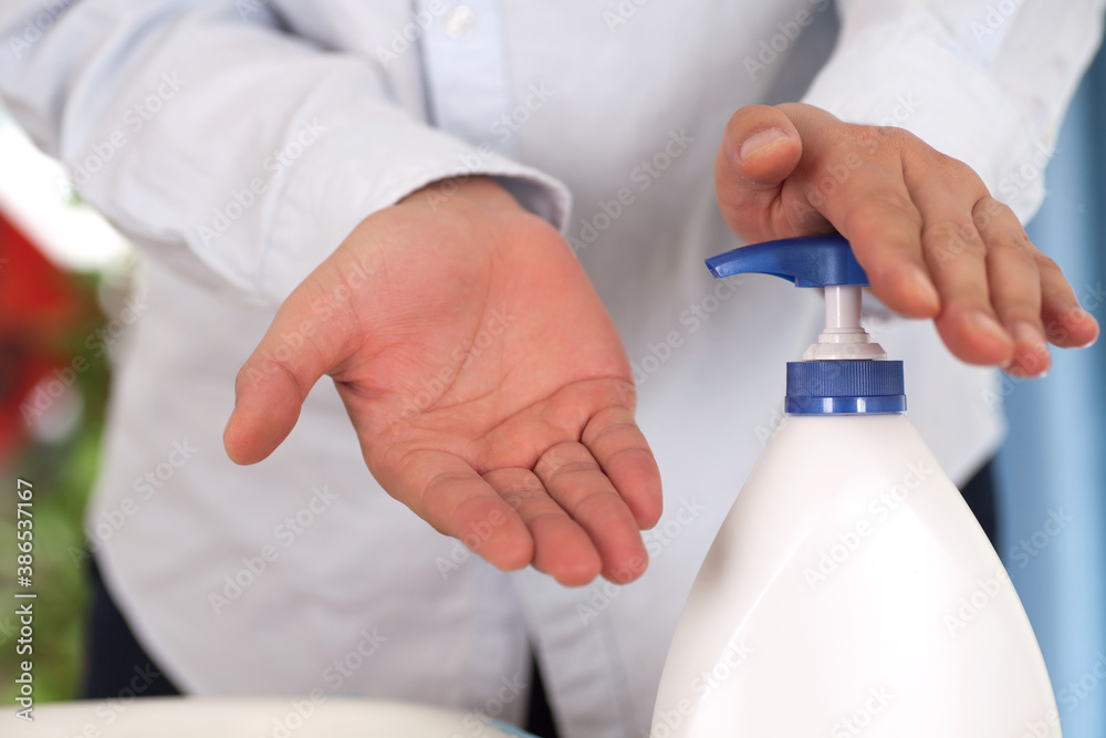 Obraz premium Use hand sanitizer to wash your hands