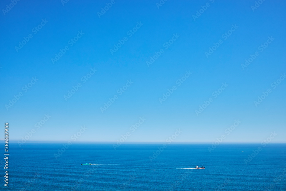 Obraz premium 太平洋 横位置 二隻の船