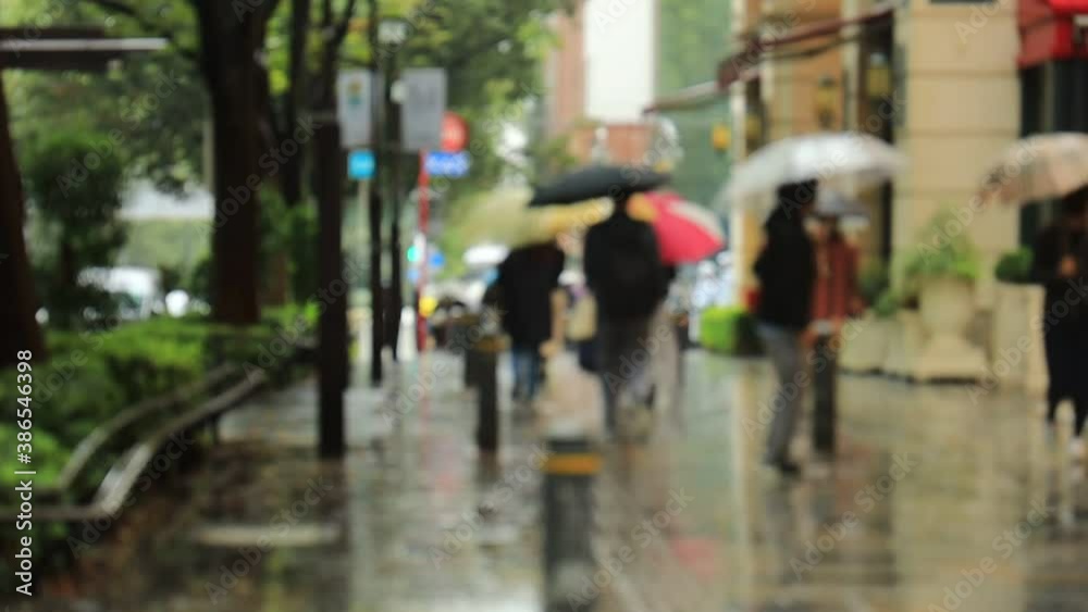 雨の日 東京 表参道 週末 傘をさして歩く人々 スローモーション撮影 アウトフォーカス 雨の日 東京 表参道 週末 傘をさして歩く人々 スローモーション撮影 アウトフォーカス