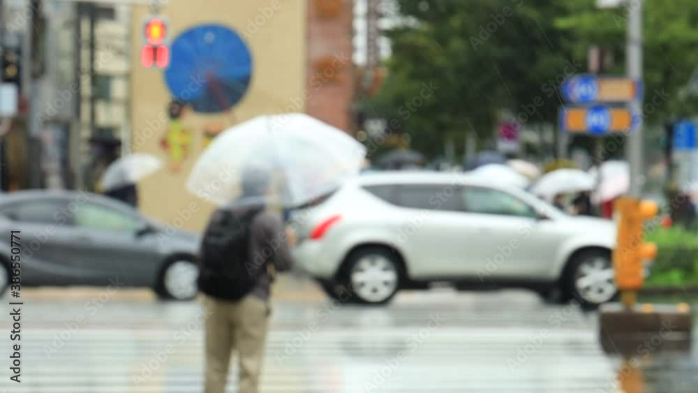 雨の日に傘をさして歩く人々　東京　週末　10月　アウトフォーカス