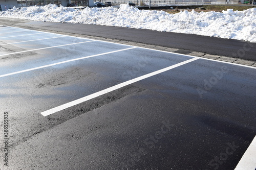 除雪した雪国の駐車場