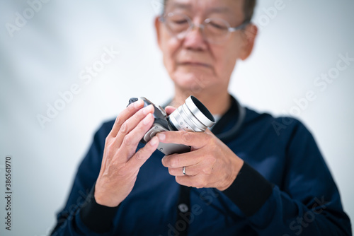 写真を撮るシニア男性