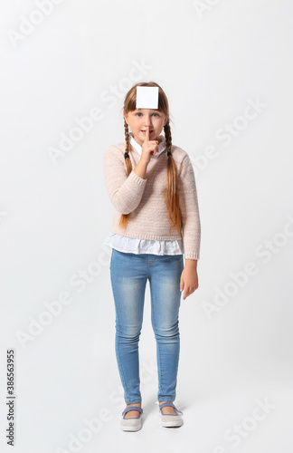 Little girl with blank note...