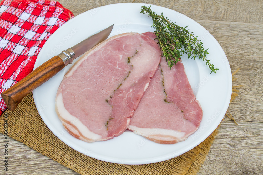 tranches de jambon à cuire dans une assiette tranches de jambon à cuire dans une assiette