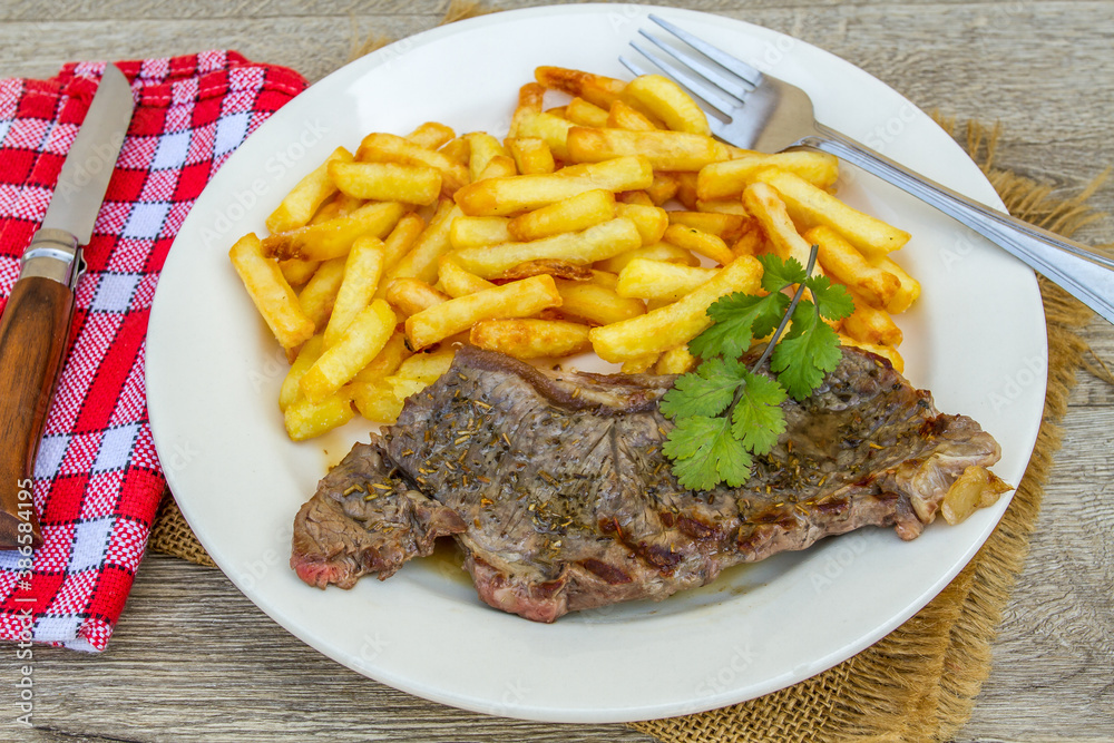 entrecôte de boeuf et frites dans une assiette entrecôte de boeuf et frites dans une assiette