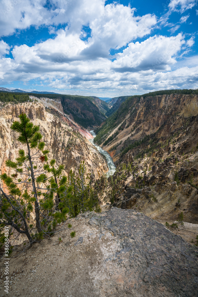 Fototapeta premium hiking the canyon rim south trail in grand canyon of the yellowstone, wyoming, usa