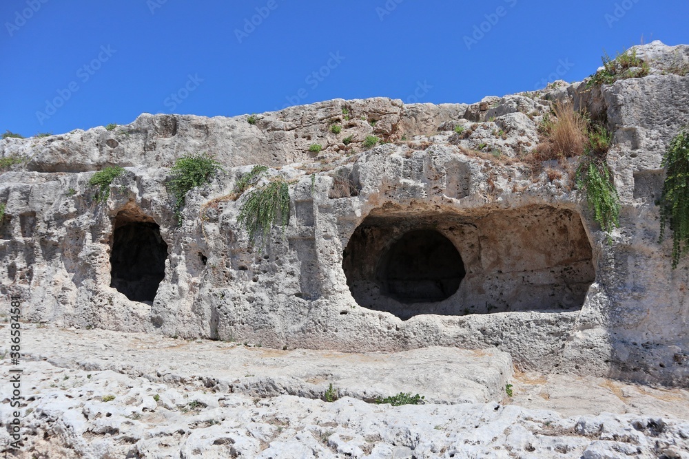 Siracusa - Grotte del teatro greco