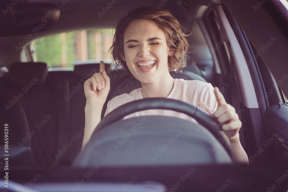 Φωτογραφία Photo of positive cheerful girl ride drive car town route wait traffic jam liste