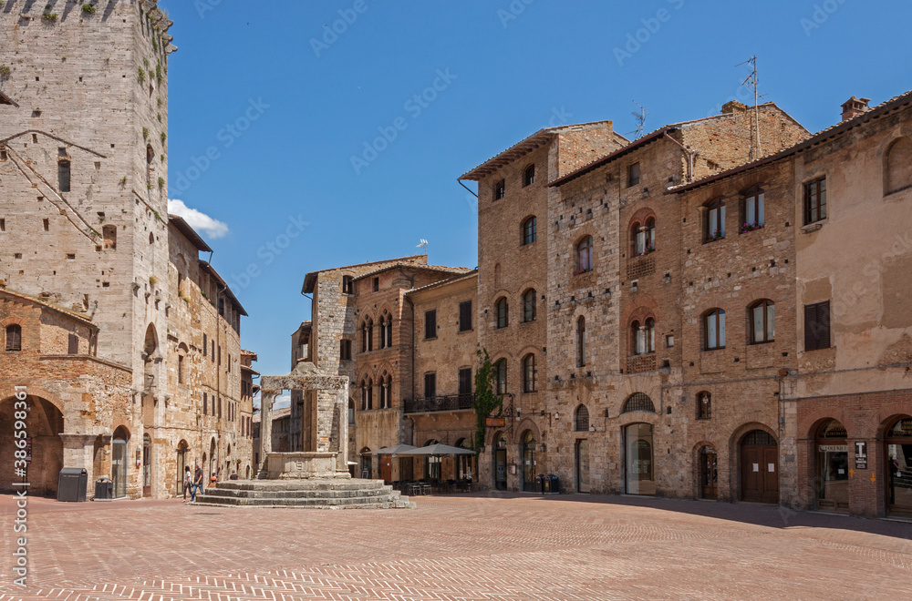 Fototapeta premium square in the town of San Gimignano during the lockdown for COVID-19
