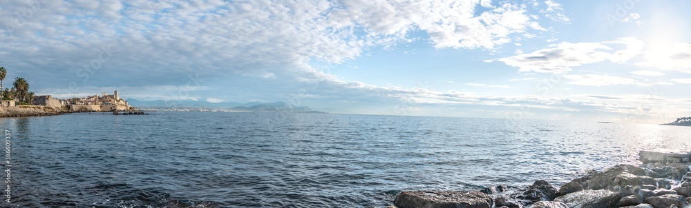 Vue mer au soleil levant depuis les remparts d'Antibes sur la Côte d'Azur