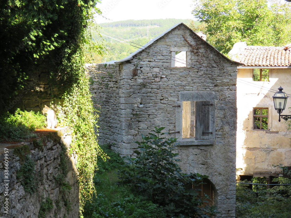 altes verfallenes Haus in Pazin, Istrien, Koatien altes verfallenes Haus in Pazin, Istrien, Koatien