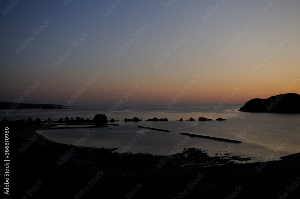 Fototapeta premium 橋杭岩の夜明け