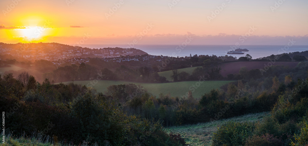 Obraz premium Sunrise over the Torquay fields in Devon in England in Europe.