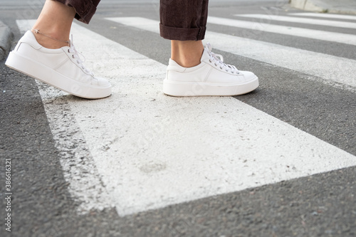 Foto female feet crossing the crosswalk