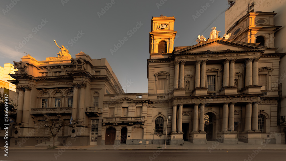 Fototapeta premium Catedral y Diario