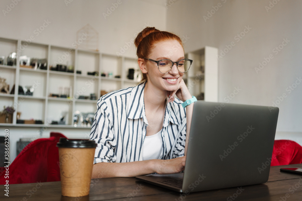 Young woman using laptop for webinar - obrazy, fototapety, plakaty 