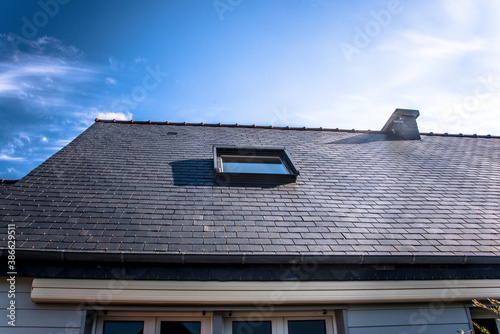 Fenêtre de toit sur toit en Ardoises