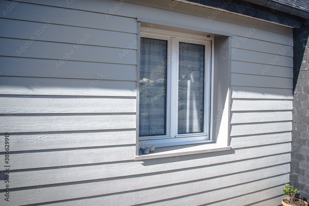 Fenêtre de maison à bardage en bois