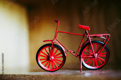 Petit vélo rouge miniature - Objet décoratif - Jouet pour enfant photo