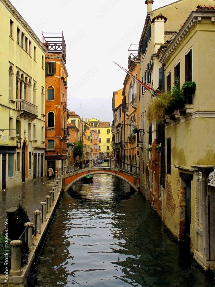 canal in venise, italy
