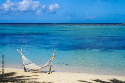 amaca sulla spiaggia, nello sfondo laguna di mare cristallino con barriera corallina - Mauritius 