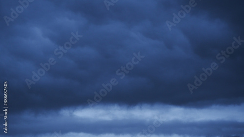 Ciel menaçant et tourmenté, au passage d'un nuage en rouleau de type arcus