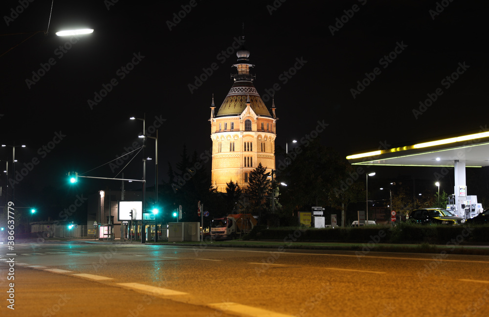 Der Wasserturm Favoriten ist ein Wahrzeichen des 10. Wiener Gemeindebezirkes Favoriten. Das markante Bauwerk im Stil des industriellen Historismus findet sich auf der Kuppe des Wienerberges