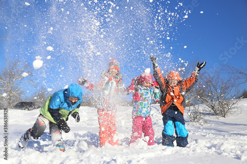 Obraz na płótnie Kids in winter time w salonie
