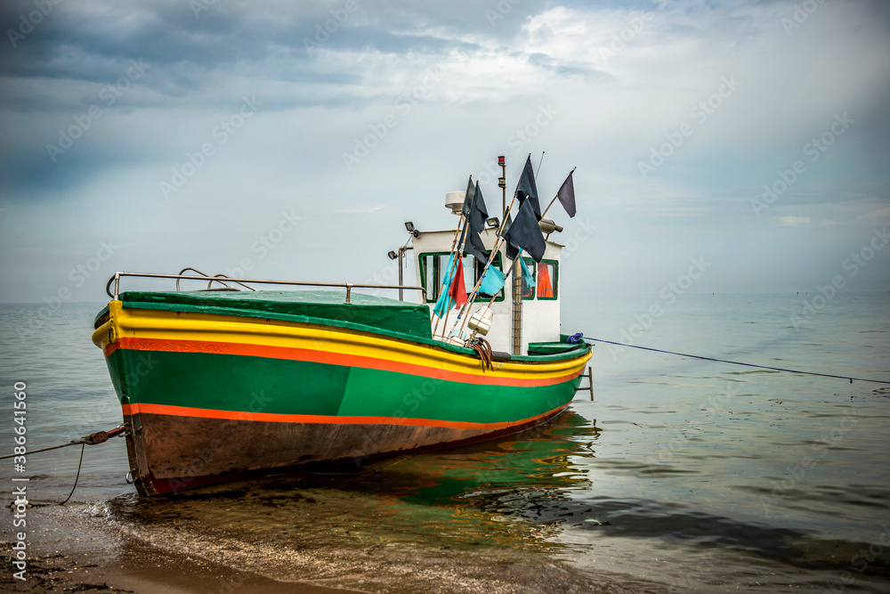 kolorowy kuter rybacki na plaży w Sopocie kolorowy kuter rybacki na plaży w Sopocie
