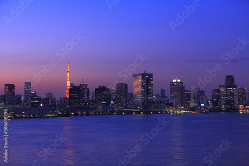 東京港と都心夕暮れ © Paylessimages