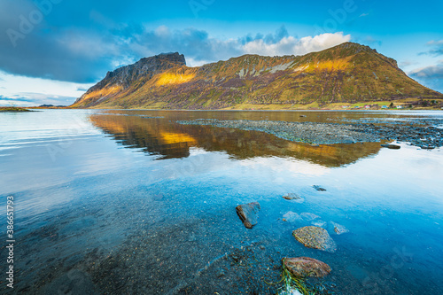 Widok z wyspy Vestvågøya na archipelagu Lofoty w Norwegii