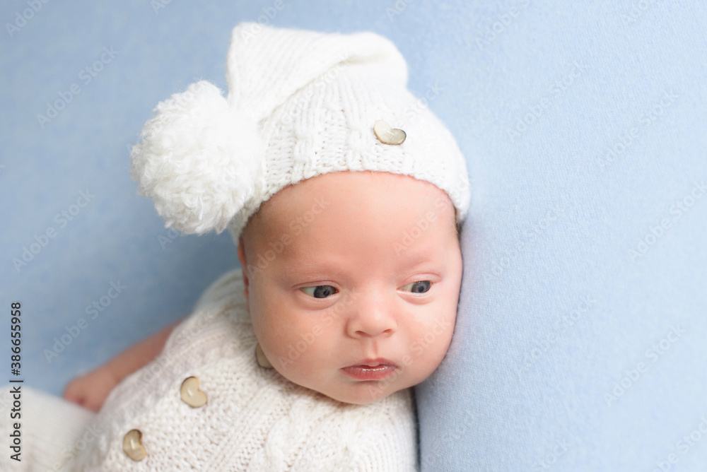 Cute llitlenewborn baby with blue blanket sleeping on soft blue coverlet
Cute llitlenewborn baby with blue blanket sleeping on soft blue coverlet
