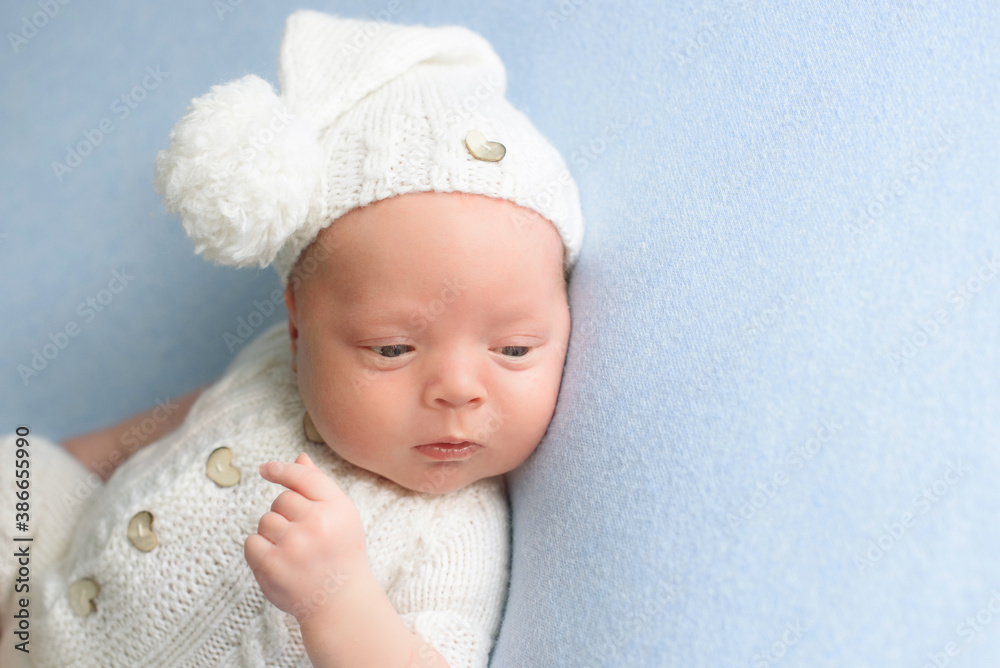 Cute llitlenewborn baby with blue blanket sleeping on soft blue coverlet
Cute llitlenewborn baby with blue blanket sleeping on soft blue coverlet