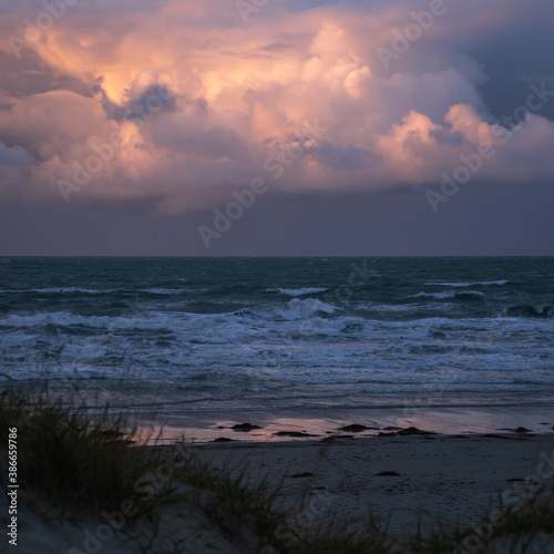 La mer et le ciel en pleine bataille